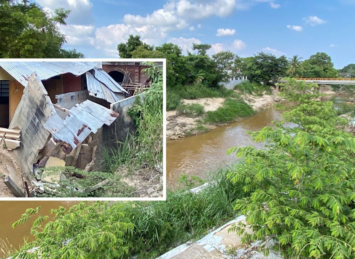 Colapsan viviendas en márgenes del arroyo Agua Dulce; piden apoyo de autoridades