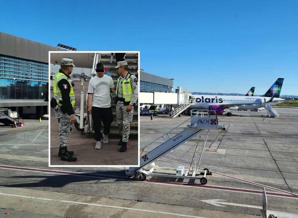 Detienen a pasajero que intentó desviar avión de Volaris; aterrizan de emergencia en Guadalajara