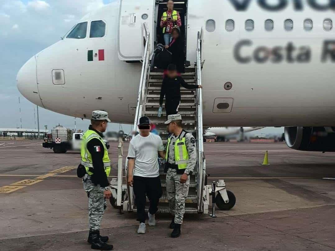 Por esta terrible razón padre de familia trató de entrar a cabina de pilotos y desviar el vuelo