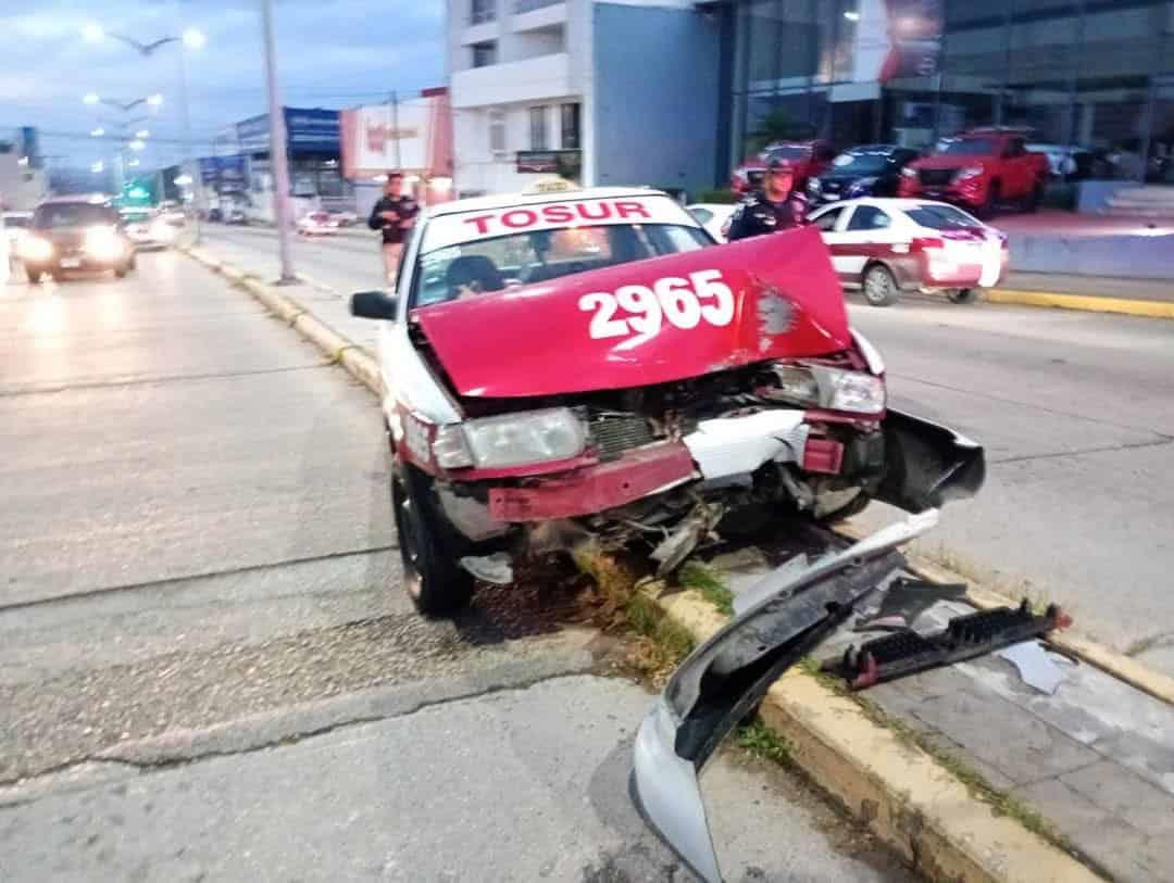 Taxi se estrelló contra poste de alumbrado en la avenida Ignacio Zaragoza 