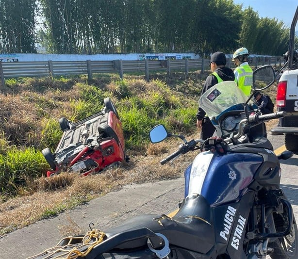 Por ir corriendo, vehículo vuelca en la autopista Córdoba-Orizaba; terminó sobre el camellón