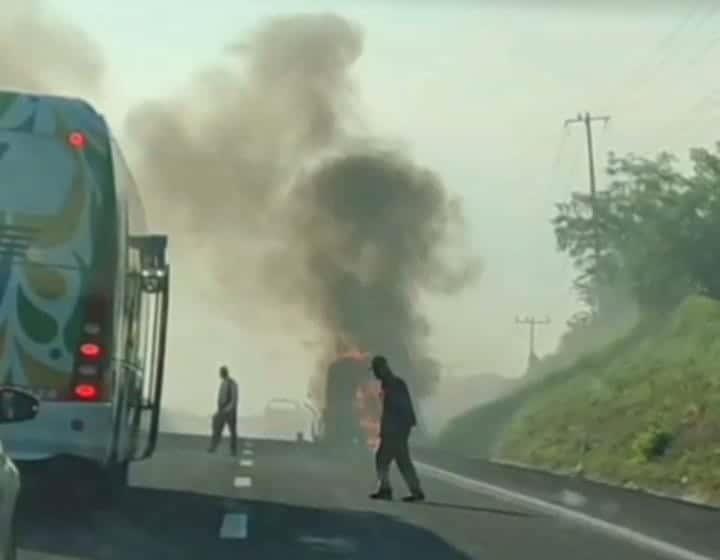 Se incendia autobús de pasajeros en la autopista Cardel- Veracruz