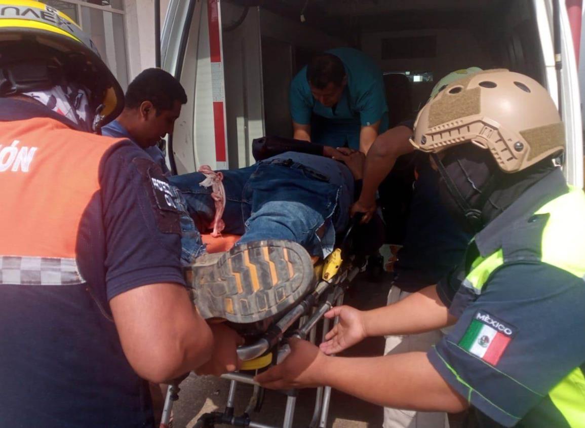 Motociclista podría perder un brazo tras choque en la Transístmica en Sayula