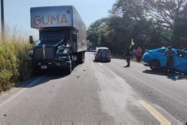 Accidente múltiple deja tres personas severamente lesionadas en Medellín