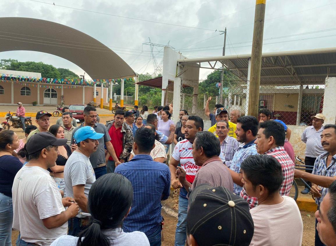 Por aumento en tarifas de taxi, bloquean tramo Acayucan-Soteapan en protesta 