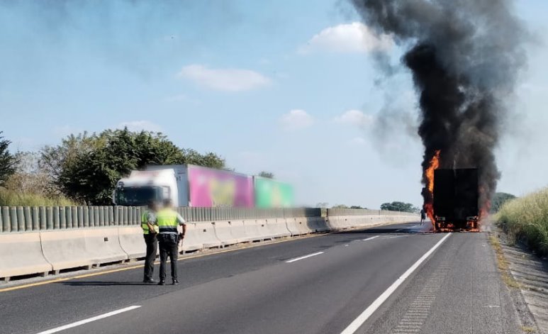 Cierran la autopista La Tinaja-Cosoleacaque tras el incendio de un vehículo