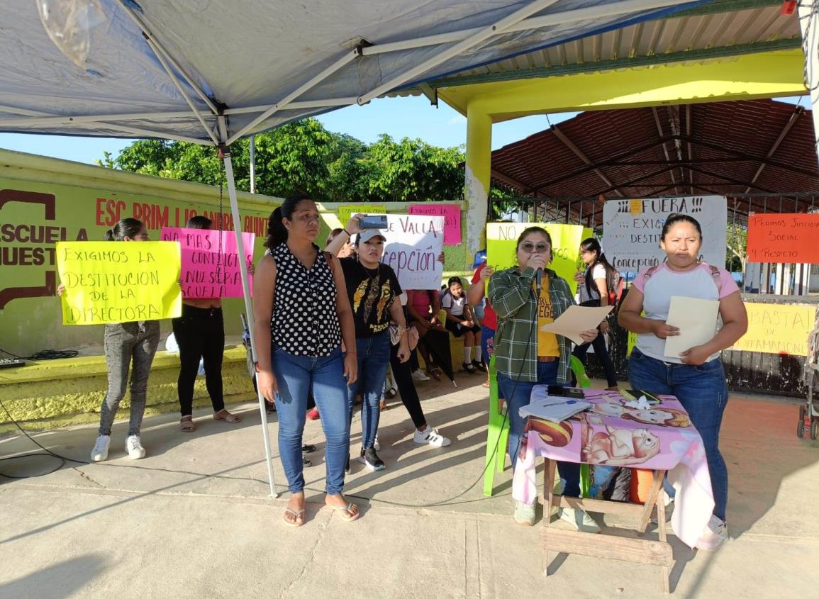 Padres de familia toman escuela en Moloacán, exigen destitución de su directora