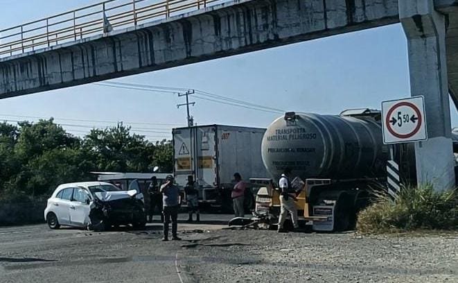 Conductora queda prensada tras impactarse con pipa estacionada en carretera Veracruz-Xalapa