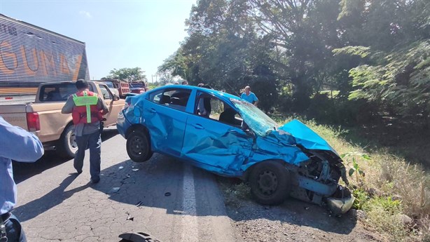 Accidente múltiple deja tres personas severamente lesionadas en Medellín