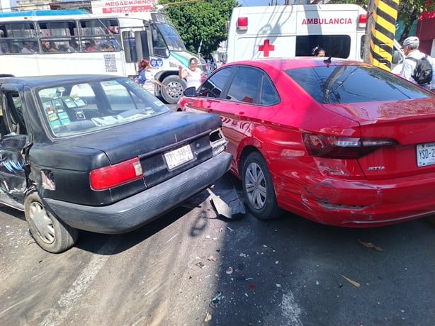 Chocan autos contra autobús urbano en el centro de Veracruz