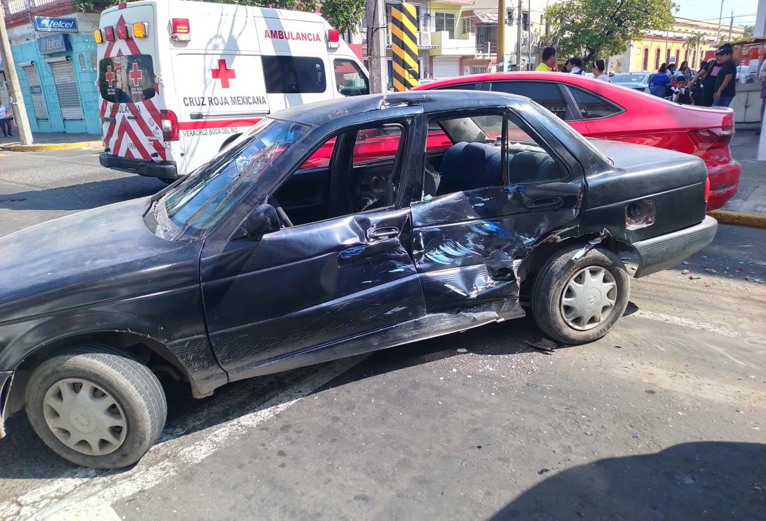 Chocan autos contra autobús urbano en el centro de Veracruz