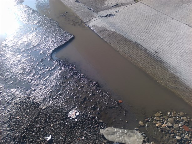 Advierten por baches en el fraccionamiento Costa Verde