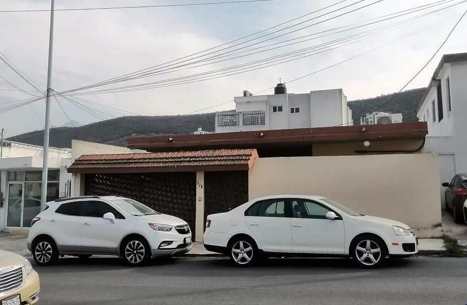 ¿Si me estaciono en la entrada de una cochera en Veracruz me pueden ponchar las llantas?