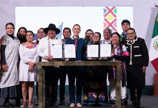 Presidenta firma dos decretos en favor de los pueblos indígenas; adelanta proyectos