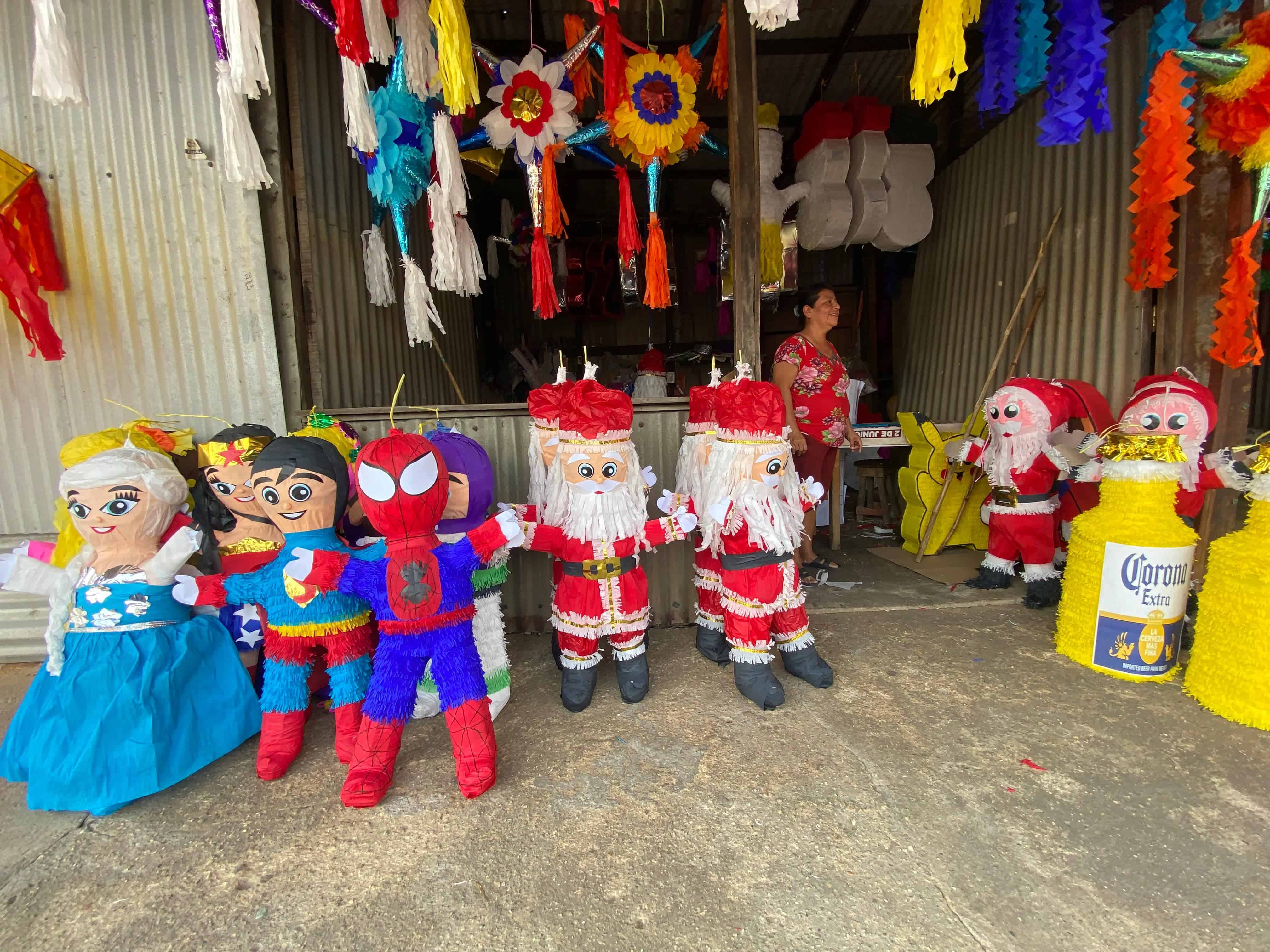 Llena de colores luce ya la calle de las piñatas en Minatitlán; comerciantes esperan repunte en ventas | VIDEO