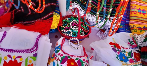 Artesanos confían en repunte de ventas de trajes guadalupanos en Xalapa