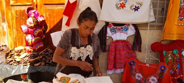 Artesanos confían en repunte de ventas de trajes guadalupanos en Xalapa