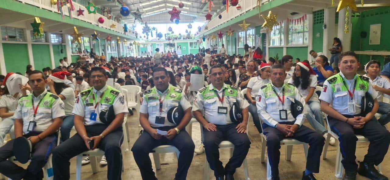 Elementos de Tránsito reciben homenaje en secundaria de Agua Dulce