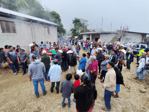 Despiden a Benito Aguas Atlahua en Tepenacaxtla, Zongolica; féretro recorrió la localidad