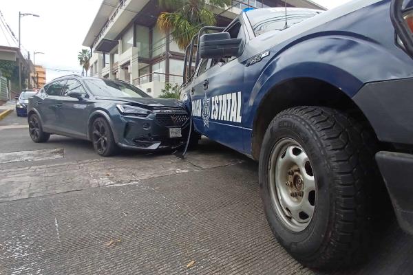 Auto deportivo impacta patrulla de la SSP en calles de Córdoba