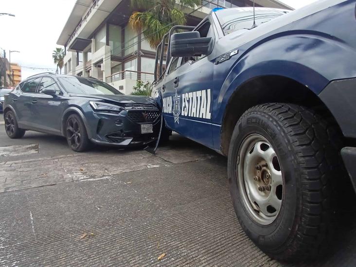 Auto deportivo impacta patrulla de la SSP en calles de Córdoba