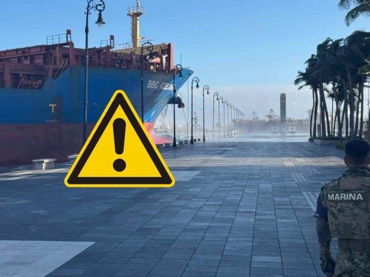 Barco mercante choca contra el malecón de Veracruz por fuerte marejada (+VIDEO)