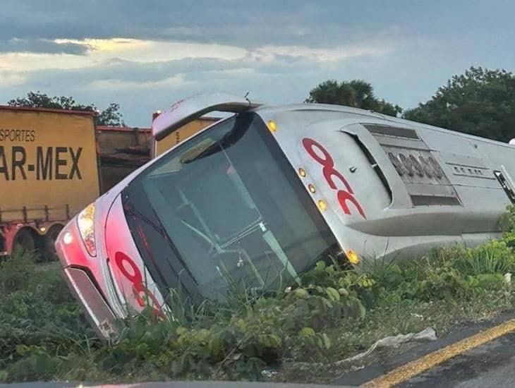 Vuelca autobús de pasajeros en autopista La tinaja - Cosoleacaque en Cosamaloapan