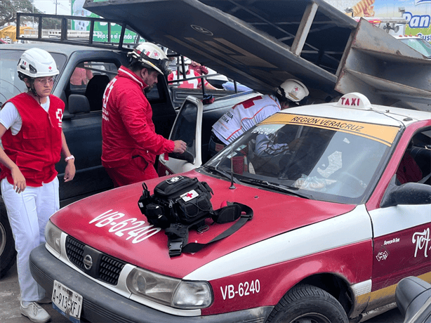 Anuncio espectacular cae sobre taxi en Veracruz y lesiona a pasajera