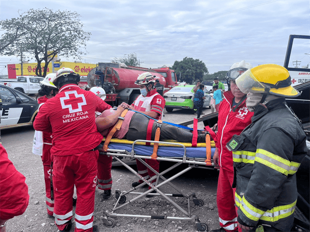 Anuncio espectacular cae sobre taxi en Veracruz y lesiona a pasajera