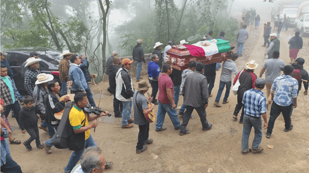 Despiden a Benito Aguas Atlahua en Tepenacaxtla, Zongolica; féretro recorrió la localidad