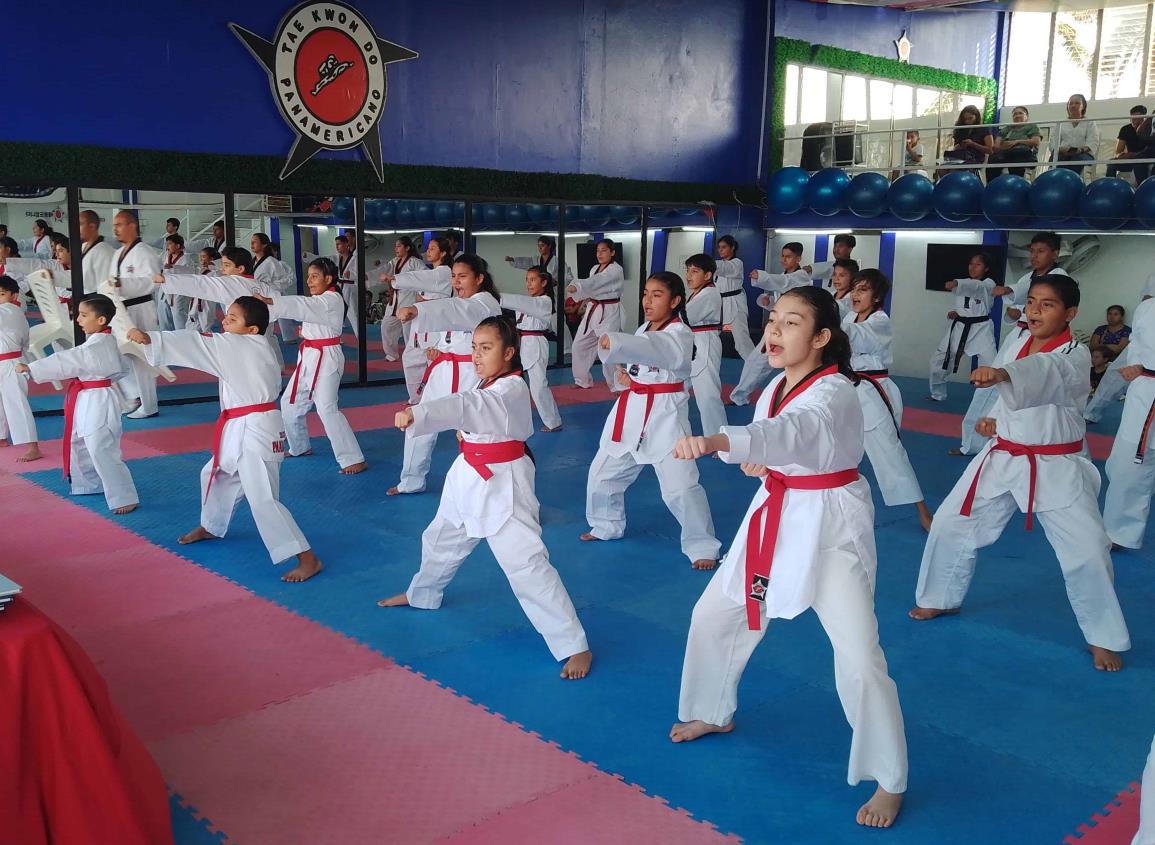 Taekwondoínes recibieron sus cintas nuevas