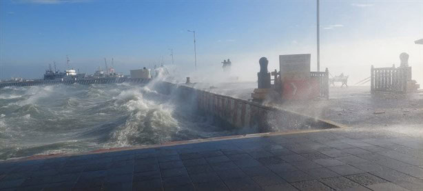 Barco mercante choca contra el malecón de Veracruz por fuerte marejada (+VIDEO)