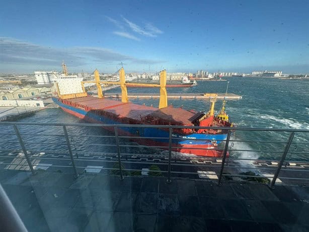 Barco mercante choca contra el malecón de Veracruz por fuerte marejada (+VIDEO)