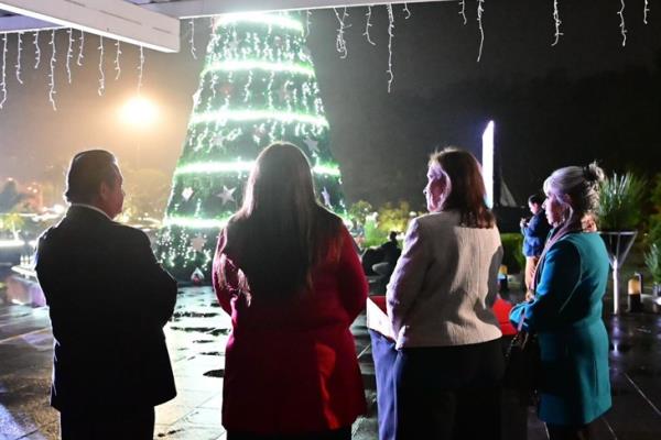 Gobernadora de Veracruz encabeza encendido del árbol navideño del DIF Estatal
