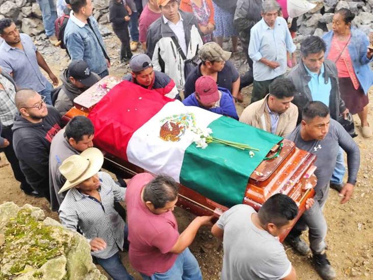 Despiden a Benito Aguas Atlahua en Tepenacaxtla, Zongolica; féretro recorrió la localidad