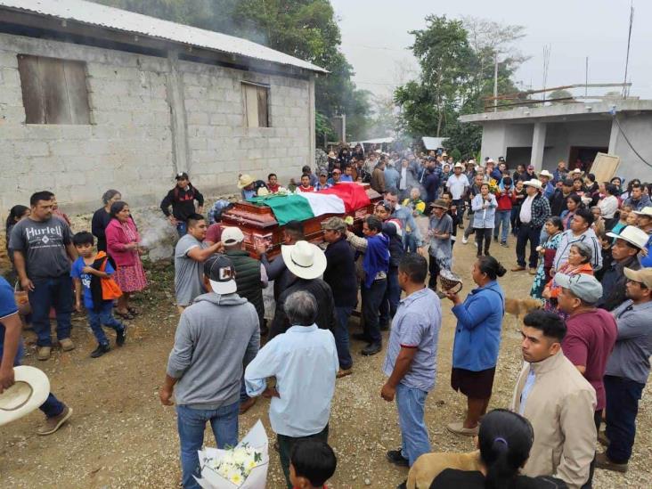 Despiden a Benito Aguas Atlahua en Tepenacaxtla, Zongolica; féretro recorrió la localidad