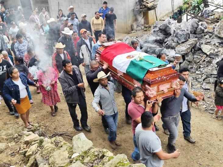 Despiden a Benito Aguas Atlahua en Tepenacaxtla, Zongolica; féretro recorrió la localidad