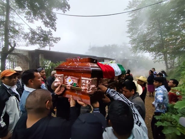 Despiden a Benito Aguas Atlahua en Tepenacaxtla, Zongolica; féretro recorrió la localidad