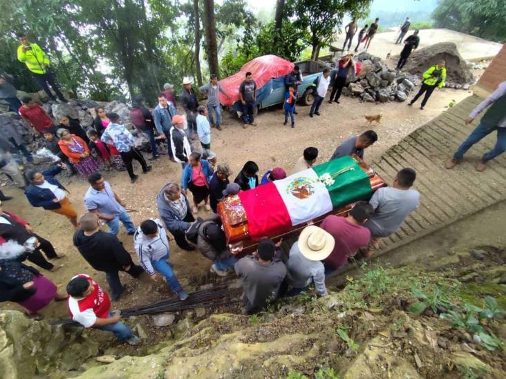 Despiden a Benito Aguas Atlahua en Tepenacaxtla, Zongolica; féretro recorrió la localidad