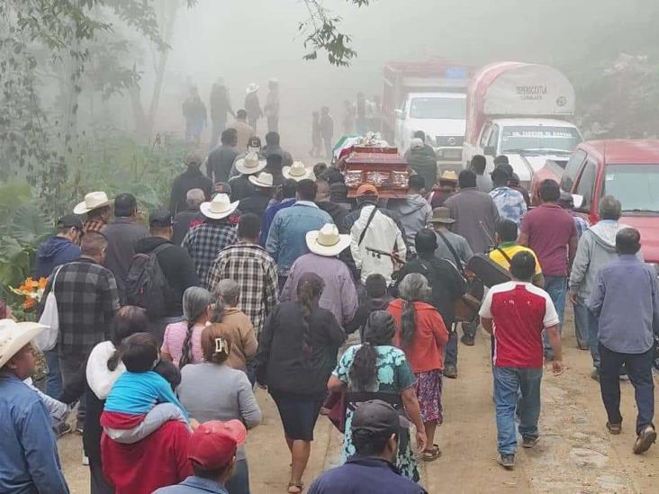 Despiden a Benito Aguas Atlahua en Tepenacaxtla, Zongolica; féretro recorrió la localidad