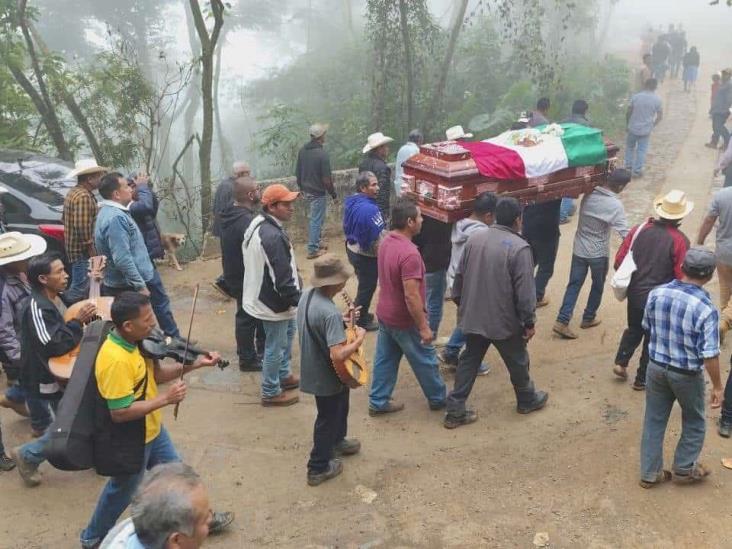 Despiden a Benito Aguas Atlahua en Tepenacaxtla, Zongolica; féretro recorrió la localidad