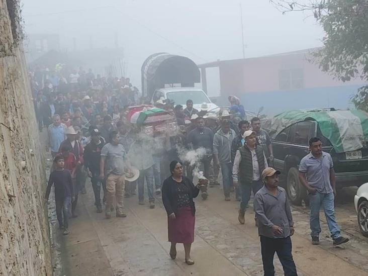 Despiden a Benito Aguas Atlahua en Tepenacaxtla, Zongolica; féretro recorrió la localidad