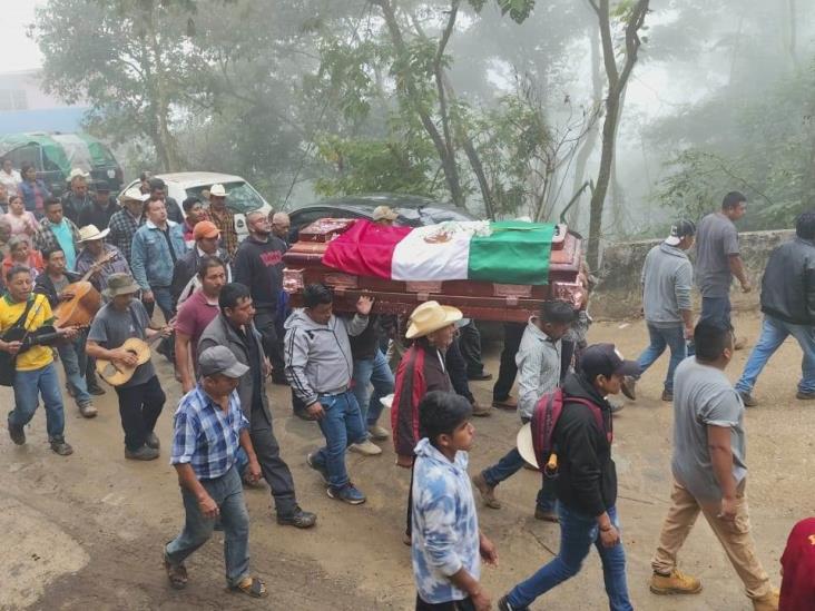 Despiden a Benito Aguas Atlahua en Tepenacaxtla, Zongolica; féretro recorrió la localidad