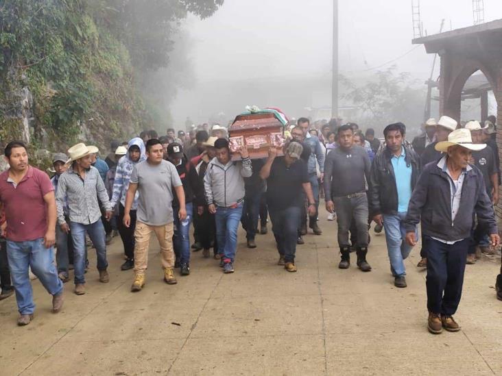 Despiden a Benito Aguas Atlahua en Tepenacaxtla, Zongolica; féretro recorrió la localidad