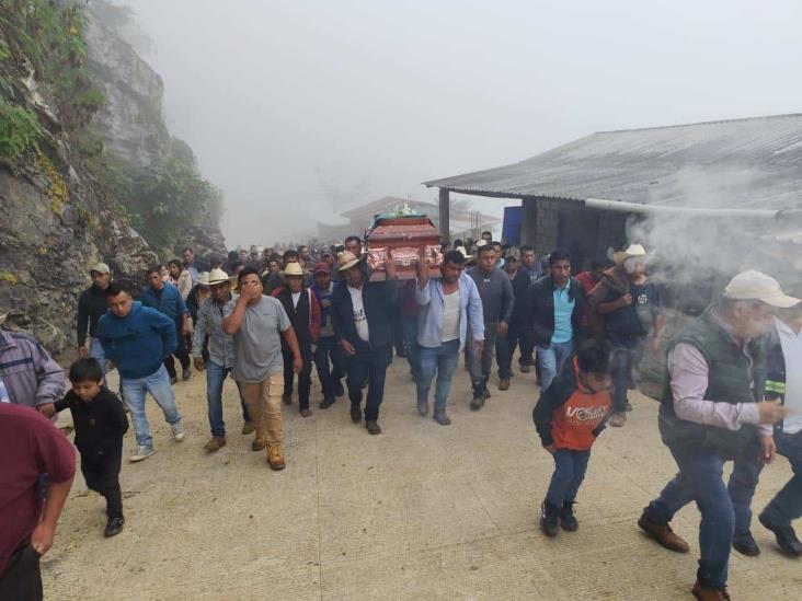 Despiden a Benito Aguas Atlahua en Tepenacaxtla, Zongolica; féretro recorrió la localidad