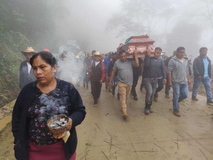 Despiden a Benito Aguas Atlahua en Tepenacaxtla, Zongolica; féretro recorrió la localidad