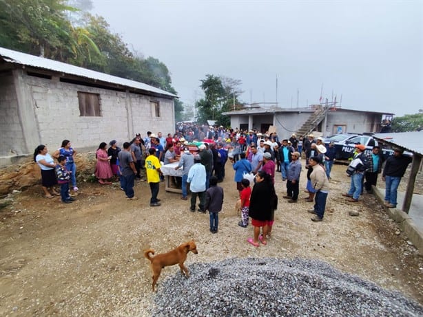 Despiden a Benito Aguas Atlahua en Tepenacaxtla, Zongolica; féretro recorrió la localidad