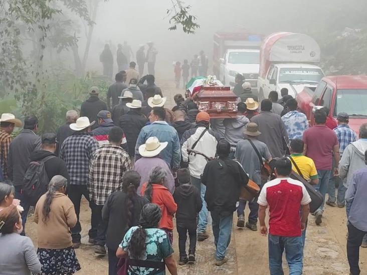 Despiden a Benito Aguas Atlahua en Tepenacaxtla, Zongolica; féretro recorrió la localidad