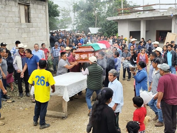 Despiden a Benito Aguas Atlahua en Tepenacaxtla, Zongolica; féretro recorrió la localidad