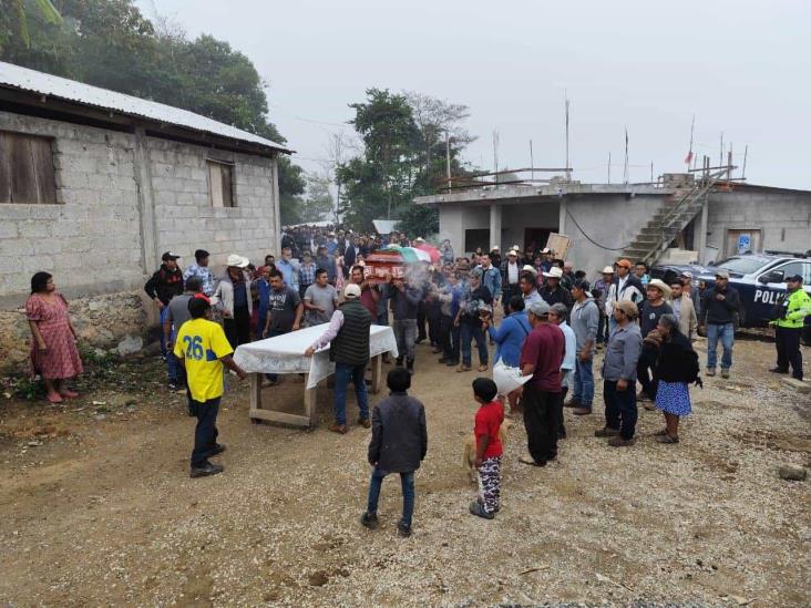 Despiden a Benito Aguas Atlahua en Tepenacaxtla, Zongolica; féretro recorrió la localidad